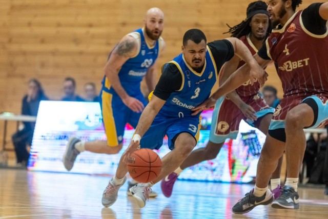 Ο ΑΠΟΕΛ πέρασε στην τετράδα με διπλό στο Παραλίμνι